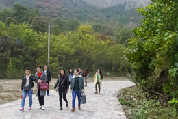 重陽登高慈云寺，山環水繞樂開懷